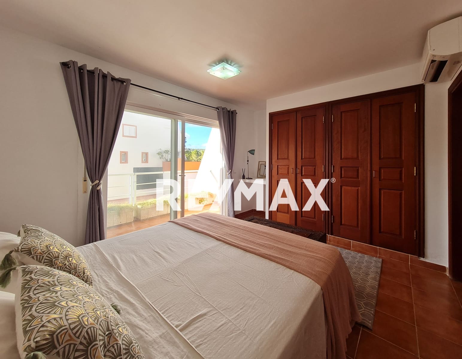 3 bedroom Flat for rent in Santa Eulalia / Santa Eularia with pool garage - € 3,500 (Ref: 9720462)