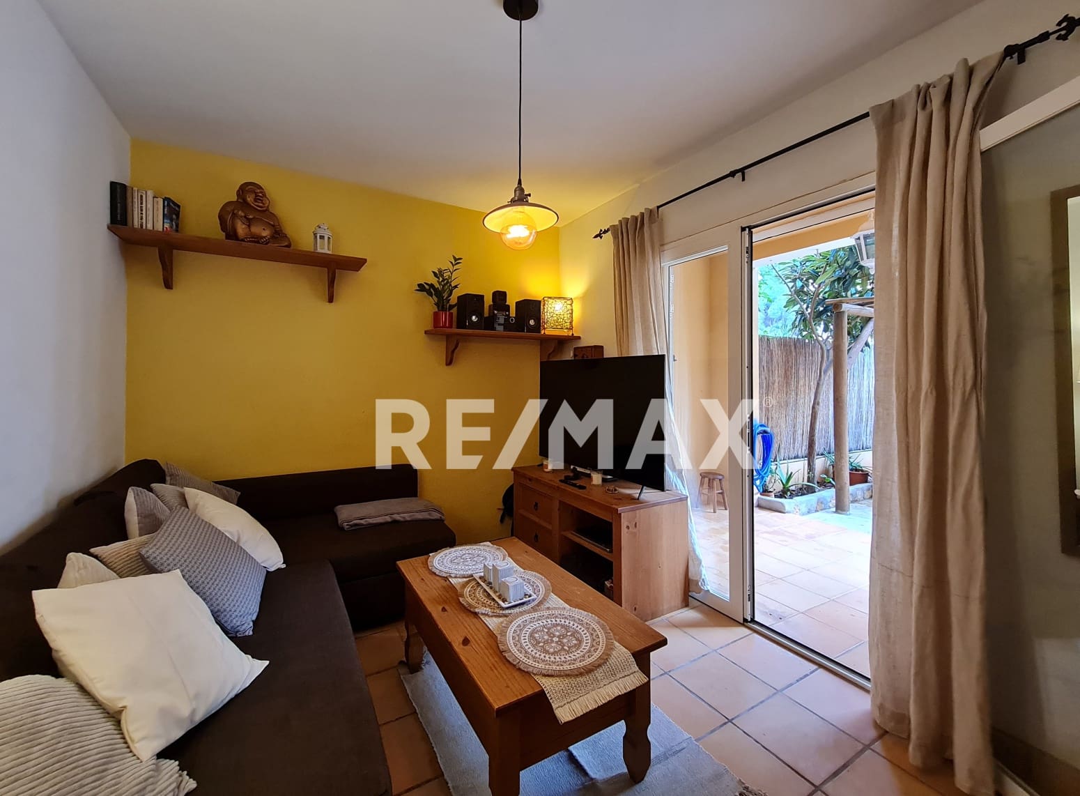 1 bedroom Flat for sale in Santa Eulalia / Santa Eularia with pool - € 395,000 (Ref: 9743040)