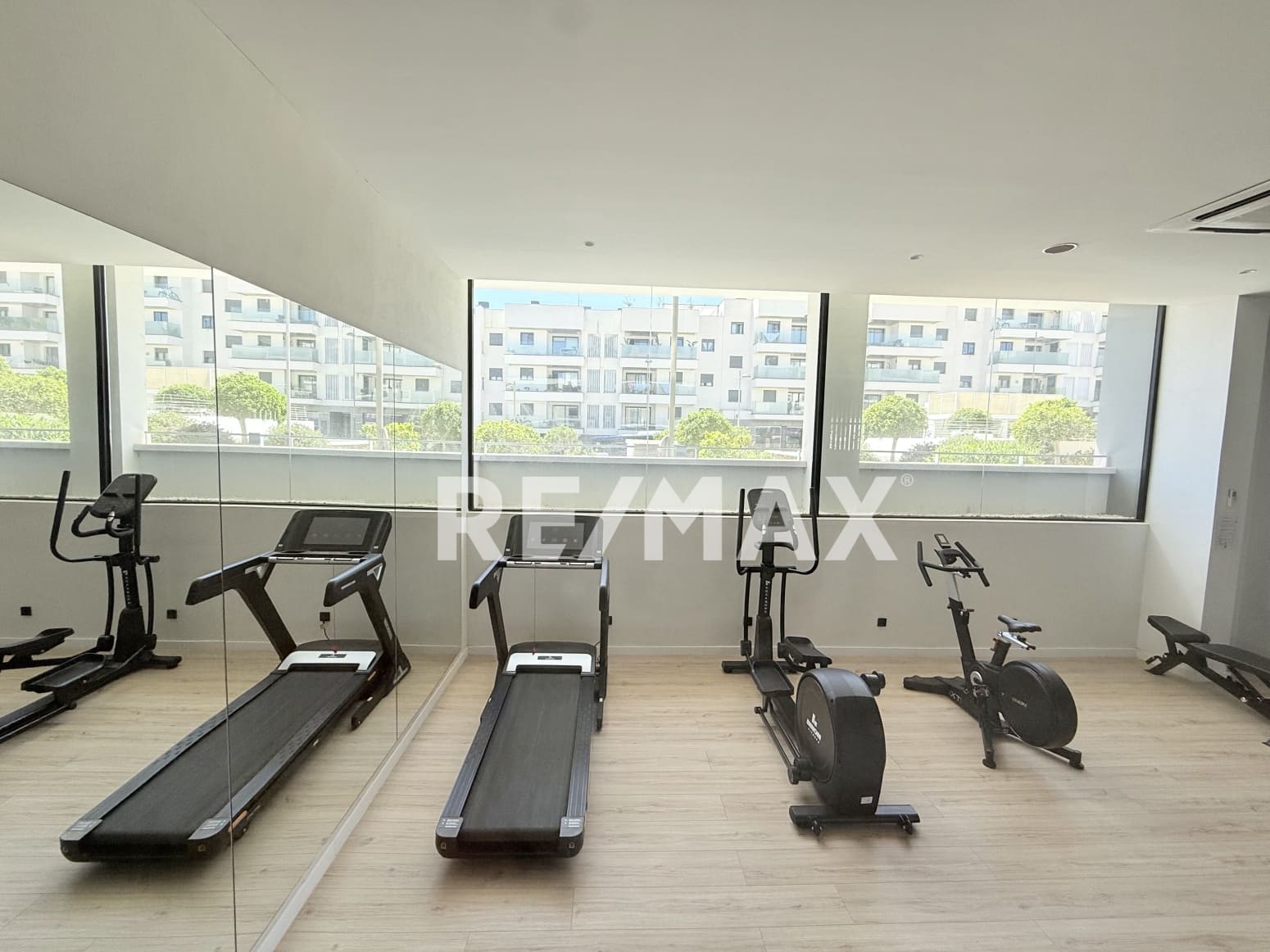 Piso de 2 habitaciones en Santa Eulalia / Santa Eularia en venta con piscina garaje - 649.000 € (Ref: 9796080)