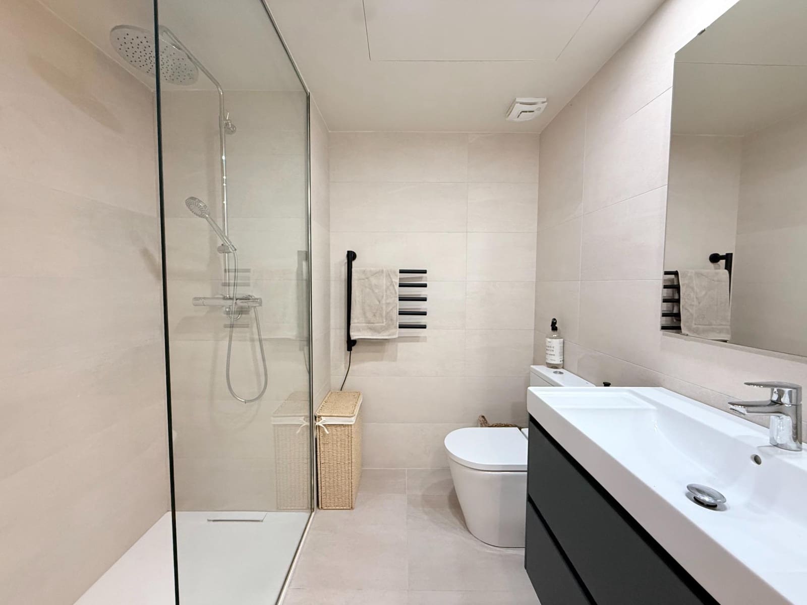 Piso de 2 habitaciones en Santa Eulalia / Santa Eularia en venta con piscina garaje - 649.000 € (Ref: 9901580)