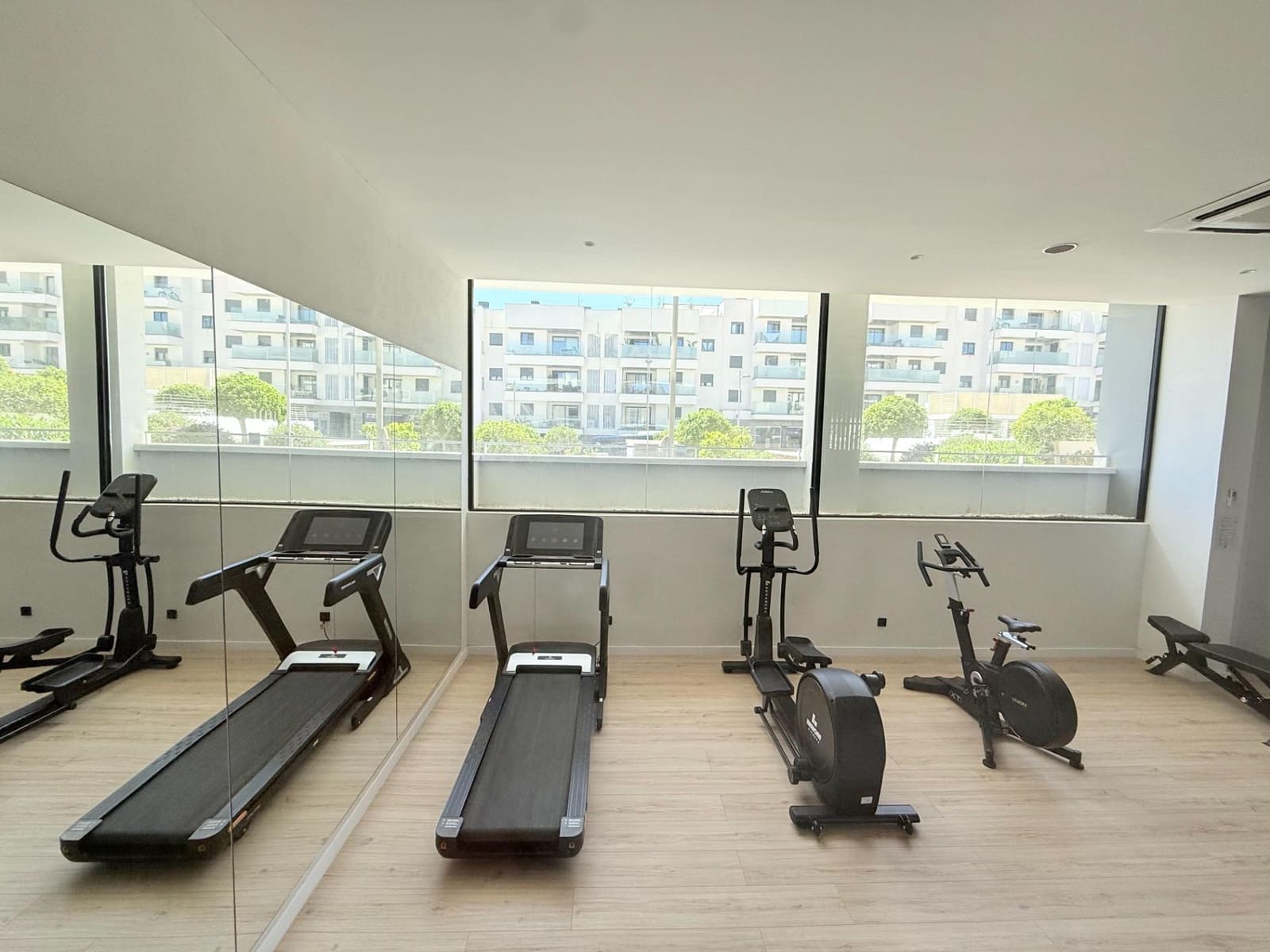 Piso de 2 habitaciones en Santa Eulalia / Santa Eularia en venta con piscina garaje - 649.000 € (Ref: 9901580)