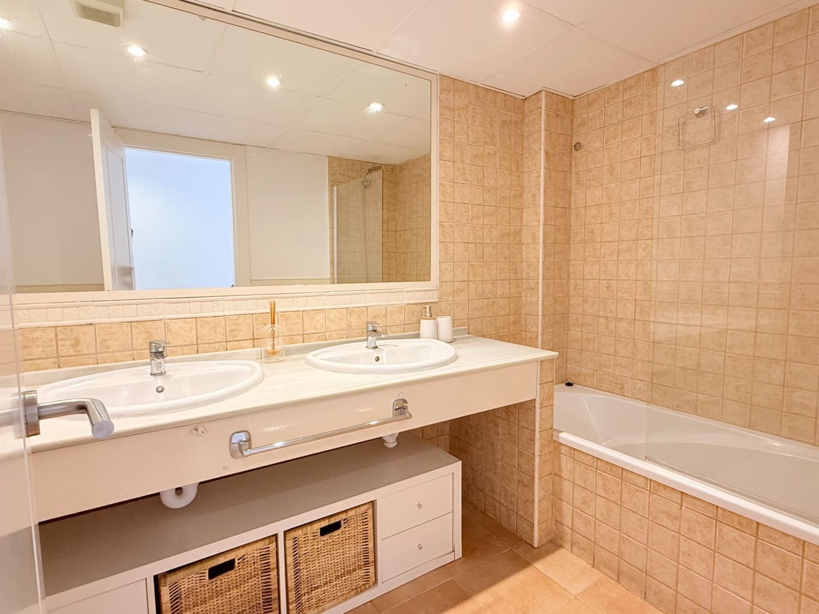 2 slaapkamer Appartement te huur in Roca Llisa met zwembad - € 3.500 (Ref: 9901581)