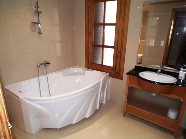 Villa til salg i Gandia med swimmingpool - € 1.700.000 (Ref: 3875660)