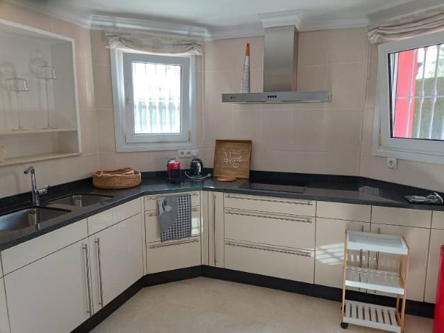 3 slaapkamer Villa te koop in Oliva Nova met zwembad - € 900.000 (Ref: 7236962)