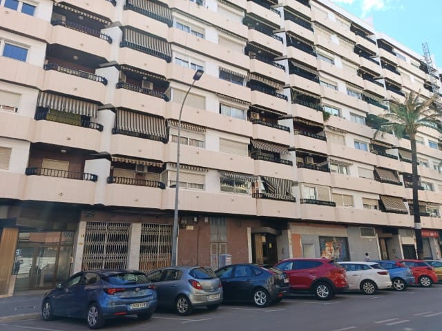 4 bedroom Apartment for sale in Gandia - € 195,000 (Ref: 9875570)