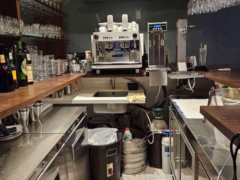 Restaurant/Bar for sale in La Duquesa / Puerto de la Duquesa - € 300,000 (Ref: 9610199)