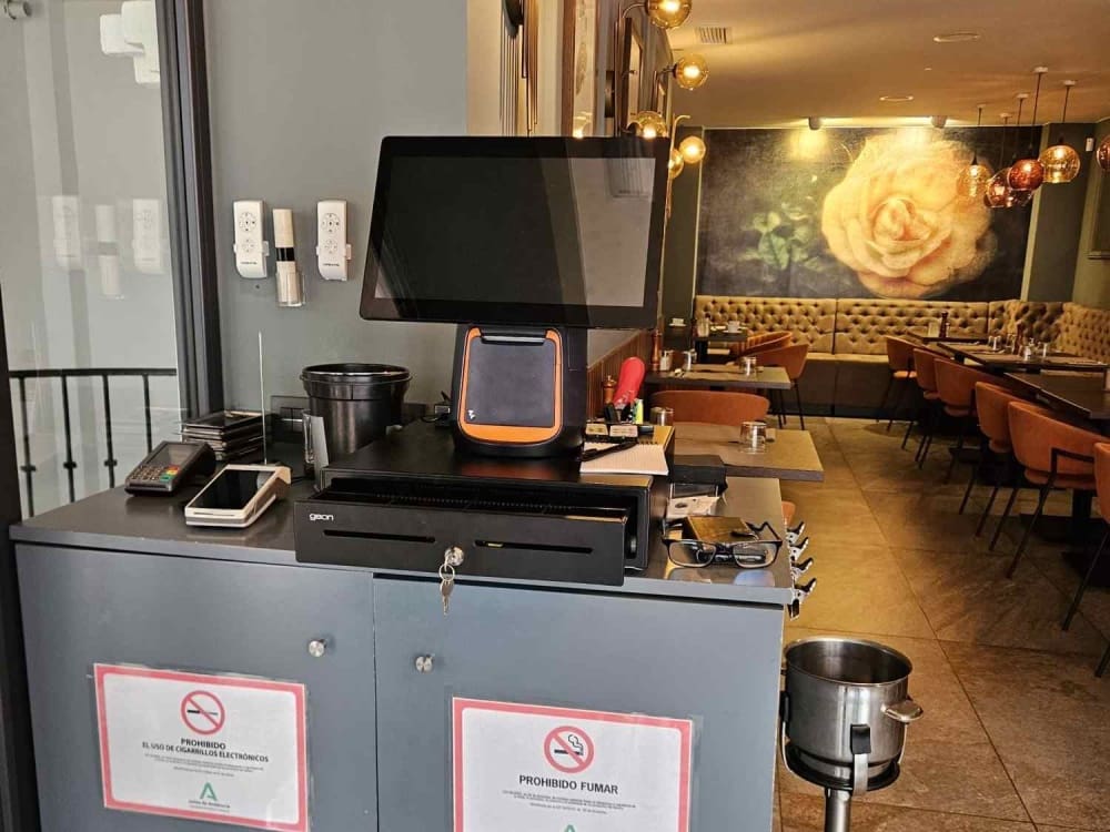 Restaurant/Bar for sale in La Duquesa / Puerto de la Duquesa - € 300,000 (Ref: 9610199)