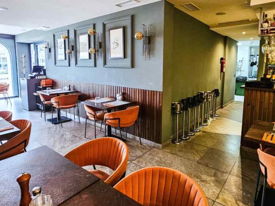 Restaurant/Bar for sale in La Duquesa / Puerto de la Duquesa - € 300,000 (Ref: 9610199)