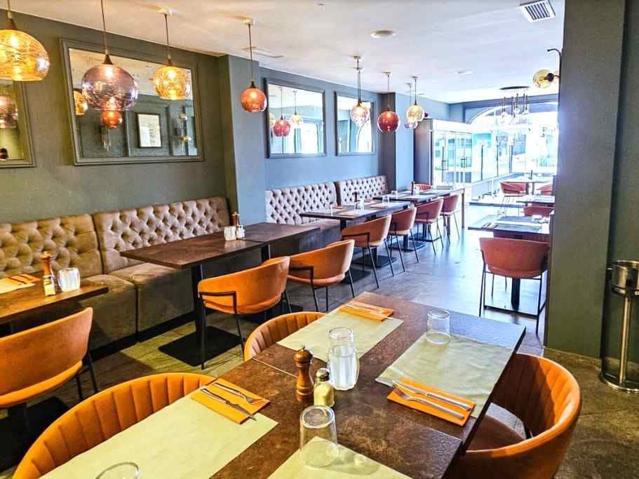 Restaurant/Bar for sale in La Duquesa / Puerto de la Duquesa - € 300,000 (Ref: 9610199)