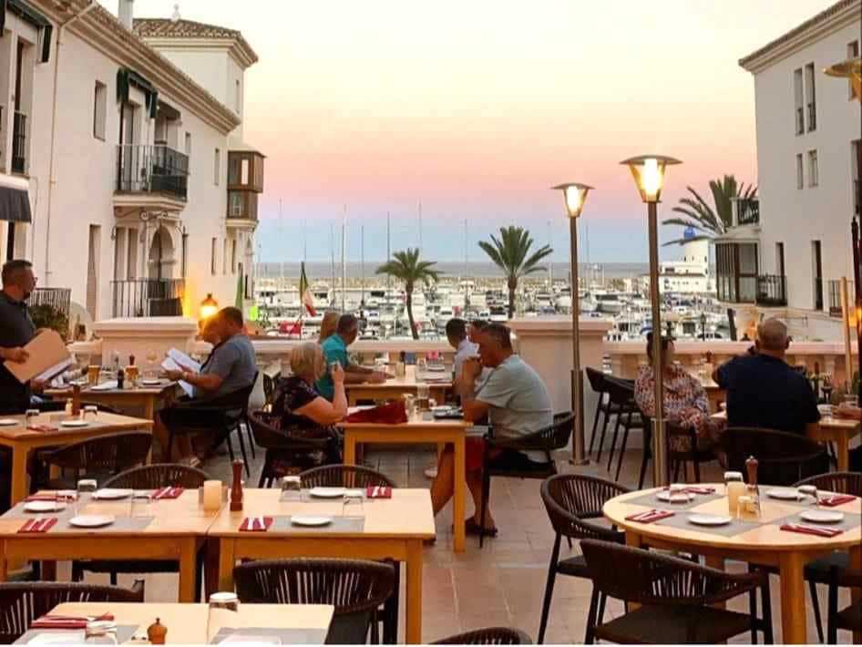 Restaurant/Bar for sale in La Duquesa / Puerto de la Duquesa - € 300,000 (Ref: 9610199)