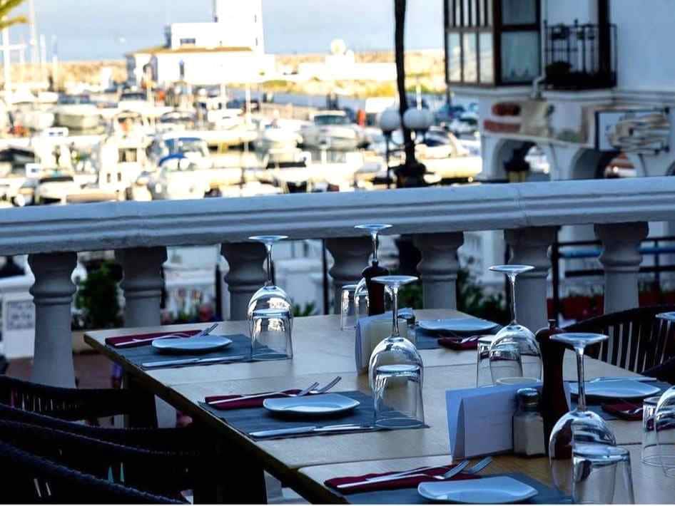 Restaurant/Bar for sale in La Duquesa / Puerto de la Duquesa - € 300,000 (Ref: 9610199)