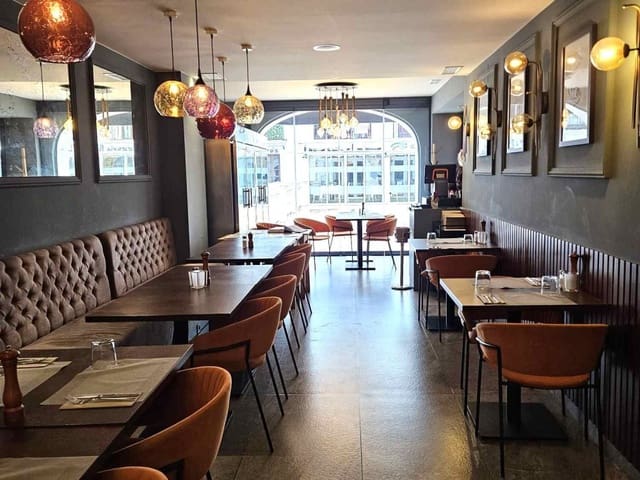 Restaurant/Bar for sale in La Duquesa / Puerto de la Duquesa, Manilva - € 300,000 (Ref: 9610199)