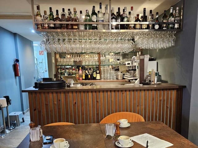 Restaurant/Bar for sale in La Duquesa / Puerto de la Duquesa, Manilva - € 300,000 (Ref: 9610199)