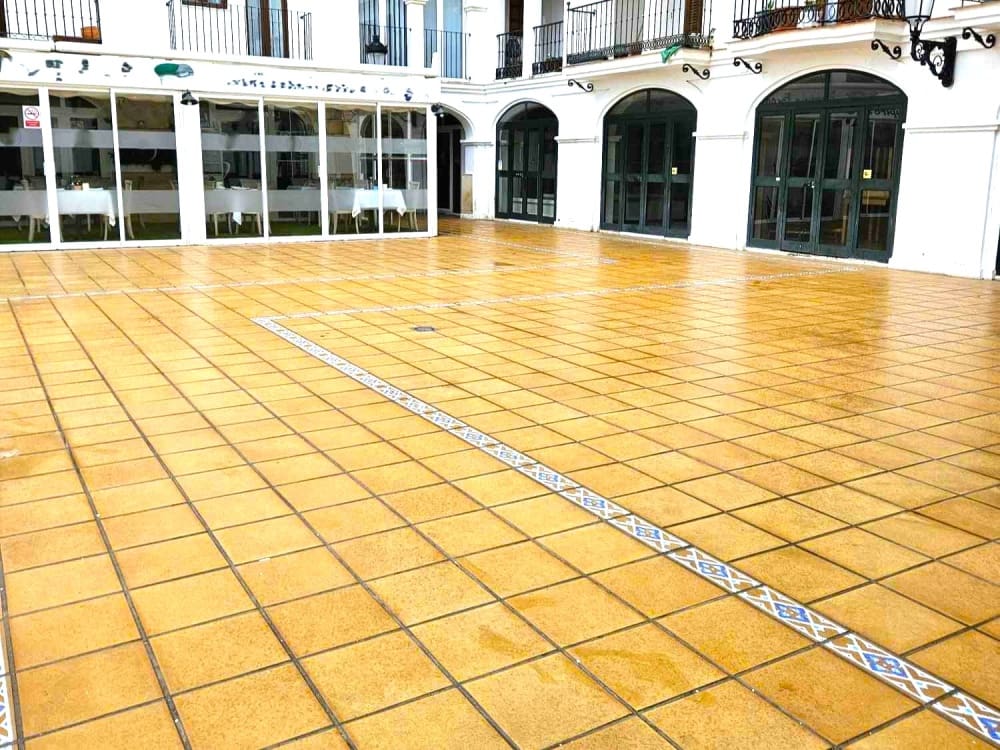 Restaurant/Bar for sale in La Duquesa / Puerto de la Duquesa - € 300,000 (Ref: 9610199)