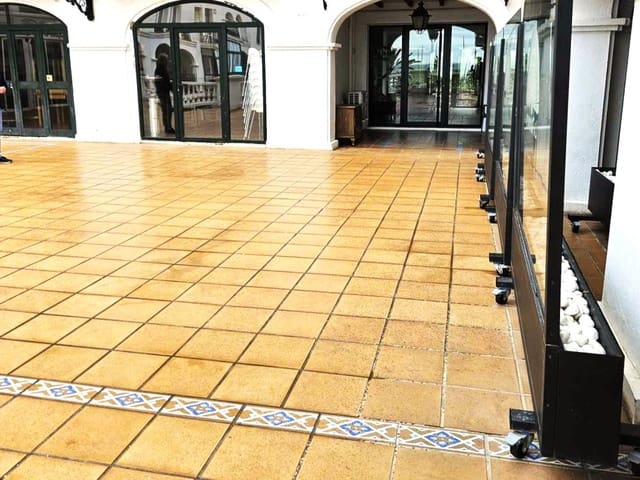 Restaurant/Bar for sale in La Duquesa / Puerto de la Duquesa, Manilva - € 300,000 (Ref: 9610199)