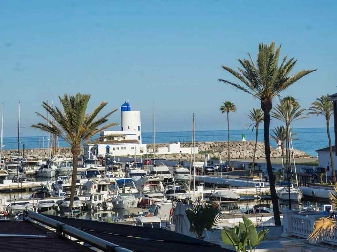 Restaurant/Bar for sale in La Duquesa / Puerto de la Duquesa - € 300,000 (Ref: 9610199)
