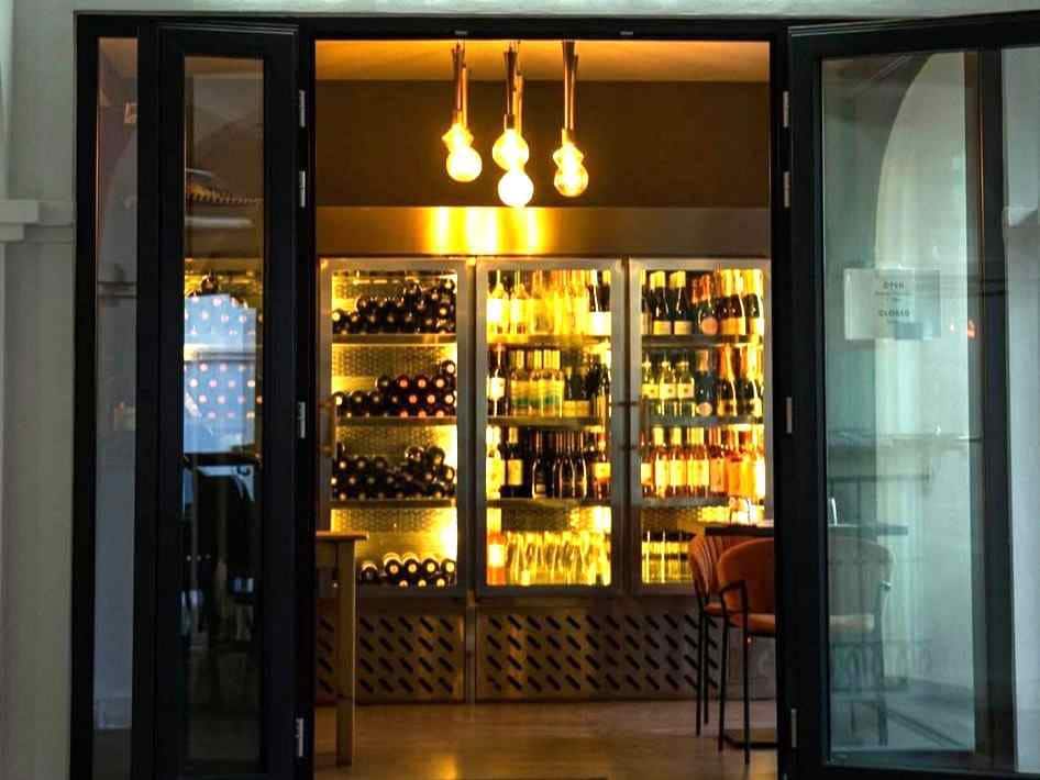 Restaurant/Bar for sale in La Duquesa / Puerto de la Duquesa - € 300,000 (Ref: 9610199)