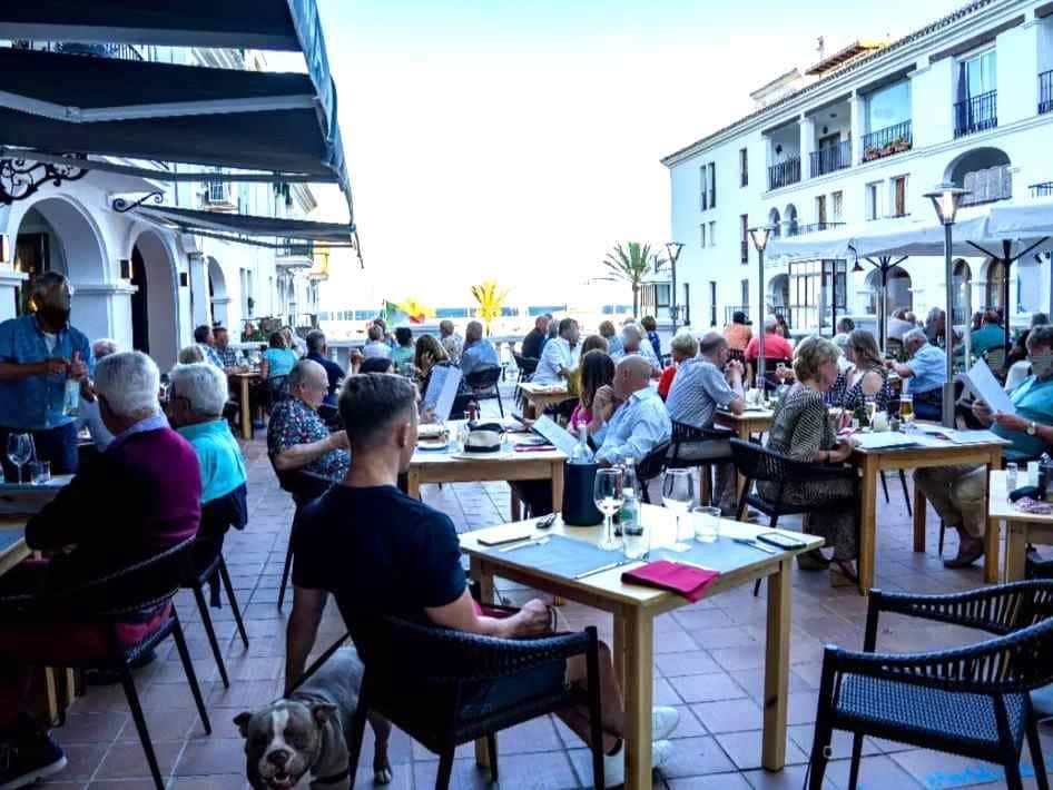 Restaurant/Bar for sale in La Duquesa / Puerto de la Duquesa - € 300,000 (Ref: 9610199)