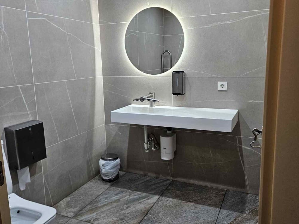 Restaurant/Bar for sale in La Duquesa / Puerto de la Duquesa - € 300,000 (Ref: 9610199)