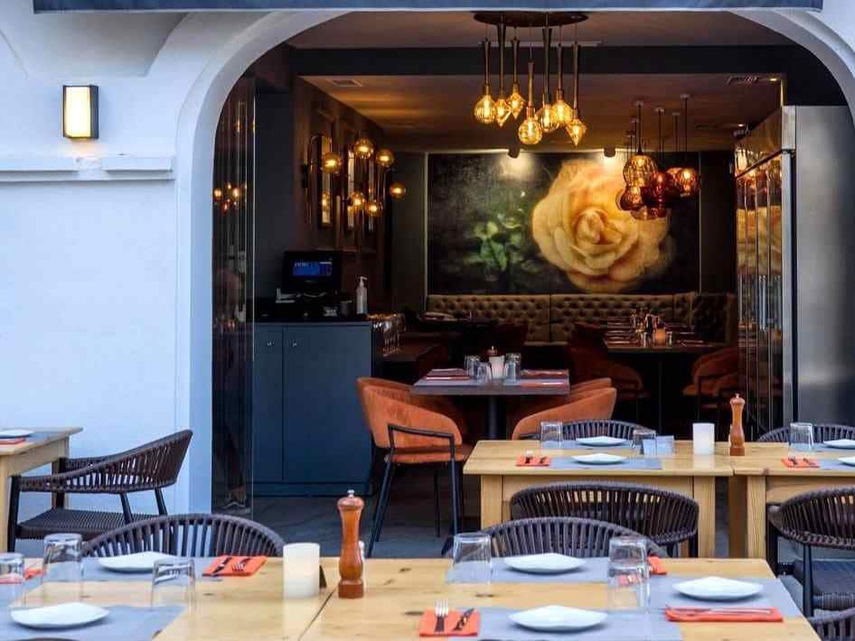 Restaurant/Bar for sale in La Duquesa / Puerto de la Duquesa - € 300,000 (Ref: 9610199)