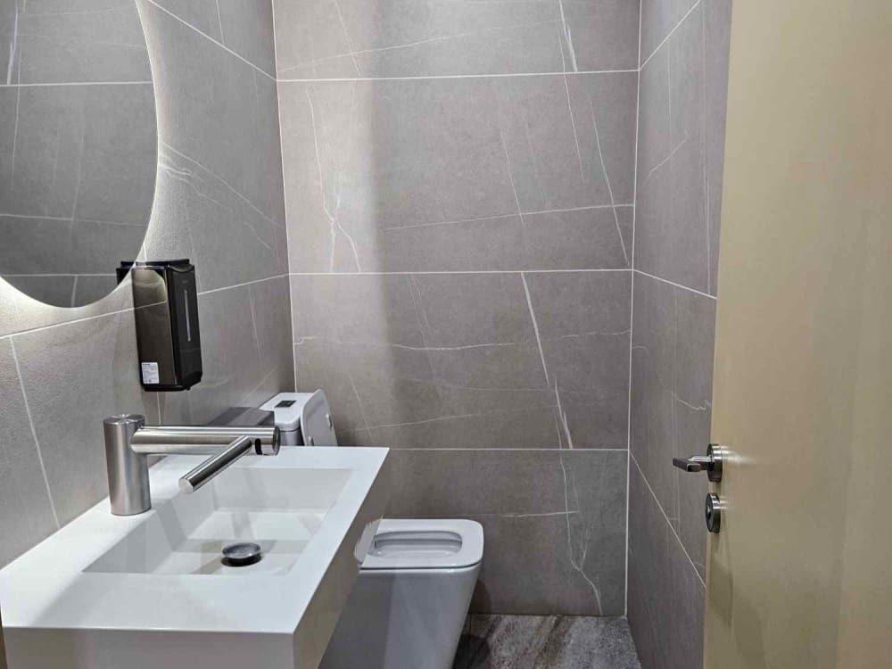 Restaurant/Bar for sale in La Duquesa / Puerto de la Duquesa - € 300,000 (Ref: 9610199)