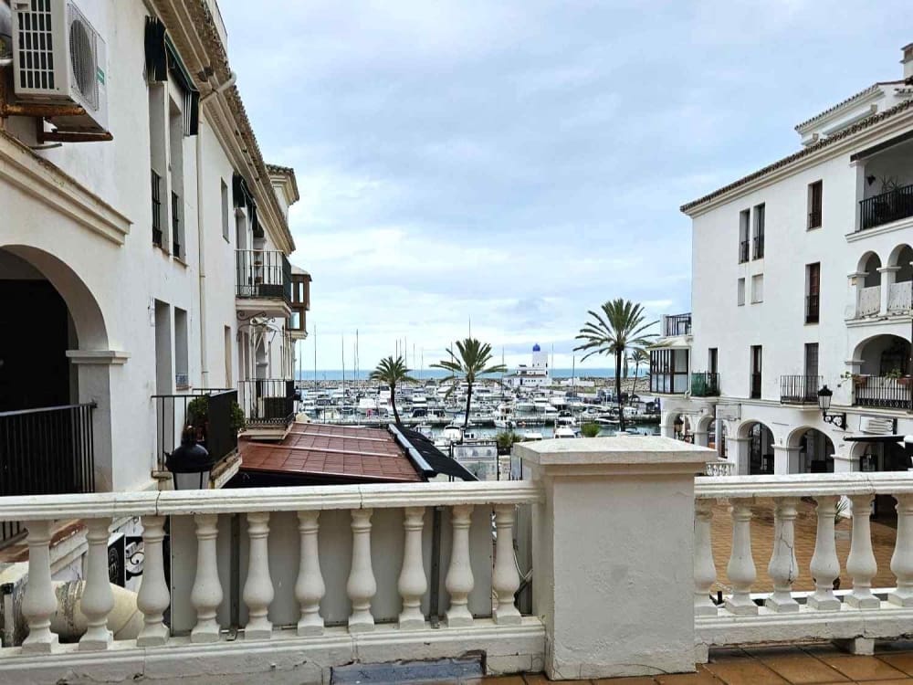 Restaurant/Bar for sale in La Duquesa / Puerto de la Duquesa - € 300,000 (Ref: 9610199)