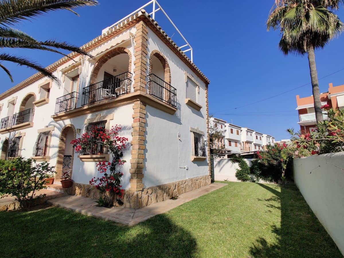 Villa/Maison de 3 chambres à louer à Denia avec garage - 1 300 € (Ref: 4240610)