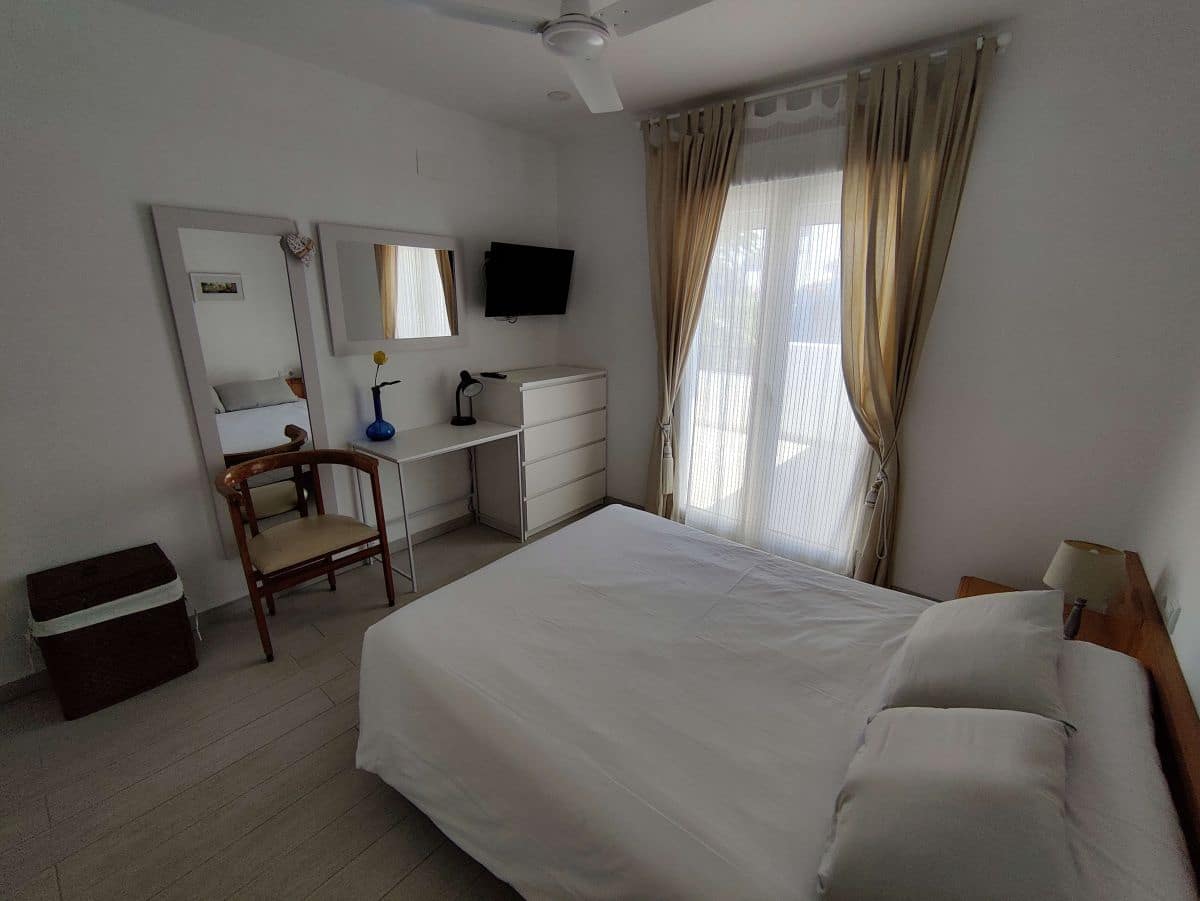 Apartamento de 2 habitaciones en Dénia en alquiler con piscina garaje - 800 € (Ref: 8615938)