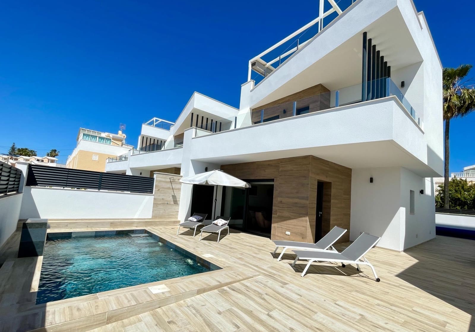 3 sypialnia Willa na sprzedaż w Guardamar del Segura z basenem garażem - 595 000 € (Ref: 10120051)