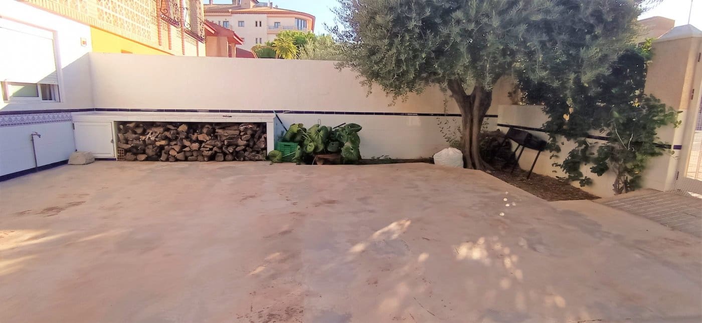 5 bedroom Villa for sale in Los Narejos with garage - € 305,000 (Ref: 7133653)