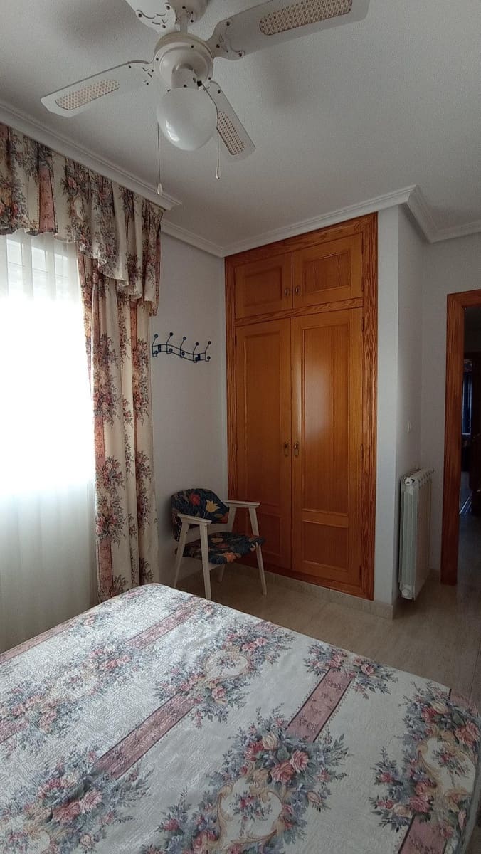 4 soverom Leilighet til leie i Los Narejos med garasje - € 750 (Ref: 7482151)