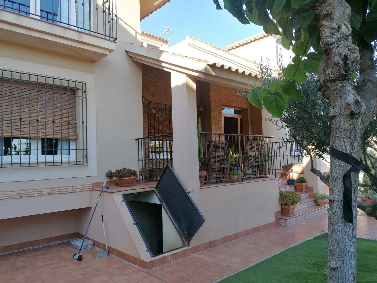 5 bedroom Villa for sale in Los Alcazares with pool garage - € 625,000 (Ref: 7604390)