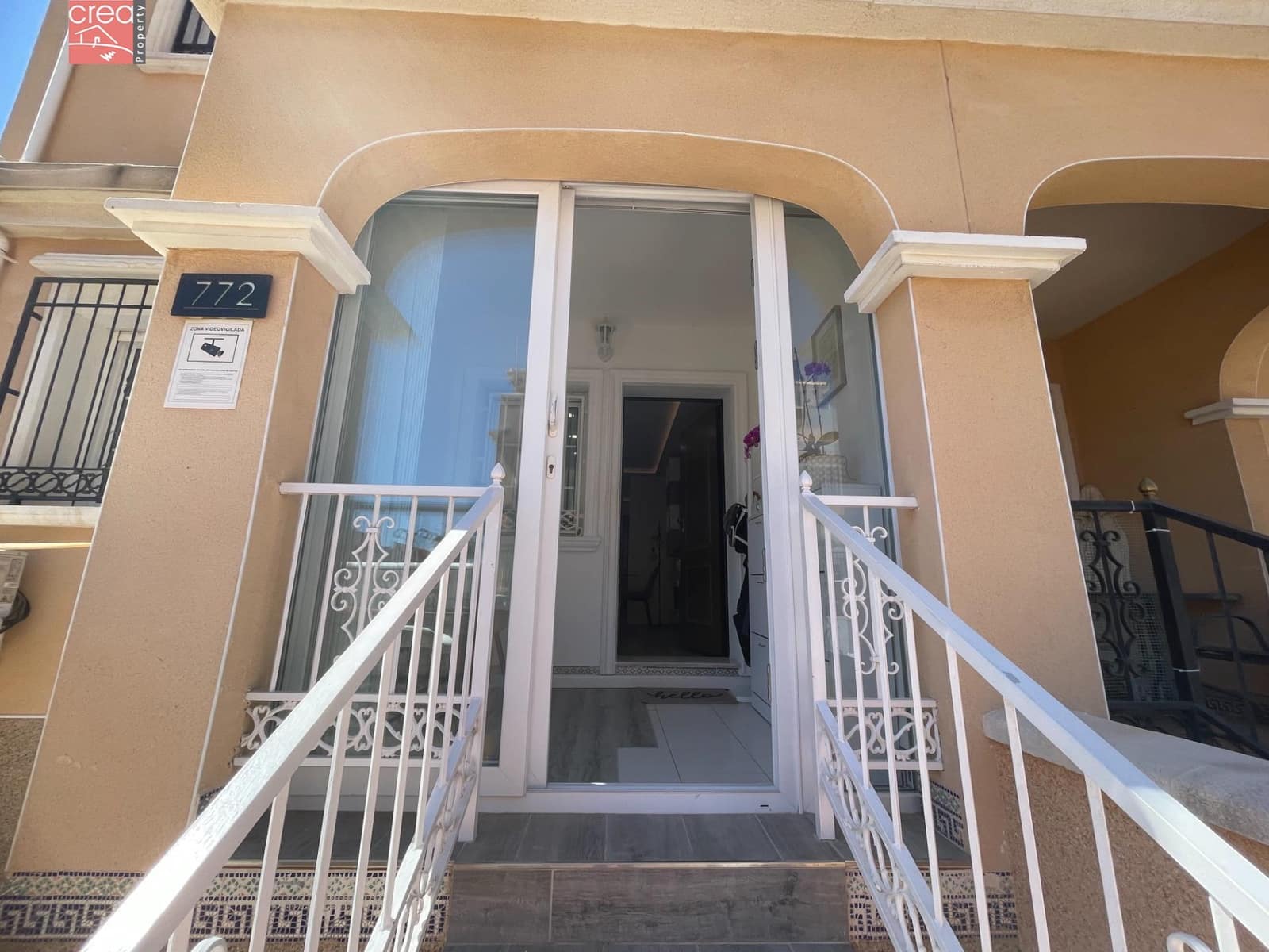 3 makuuhuone Rivitalo myytävänä paikassa Orihuela Costa mukana uima-altaan - 269 900 € (Ref: 9081692)