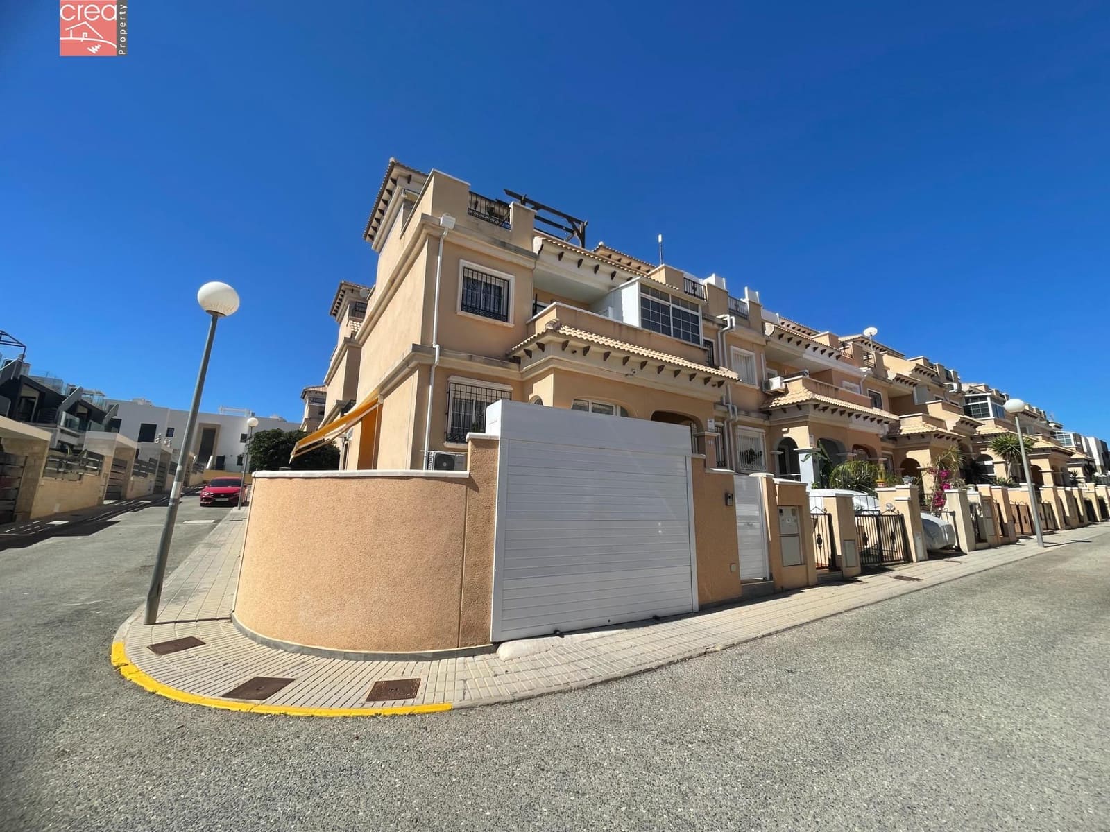 3 makuuhuone Rivitalo myytävänä paikassa Orihuela Costa mukana uima-altaan - 269 900 € (Ref: 9081692)