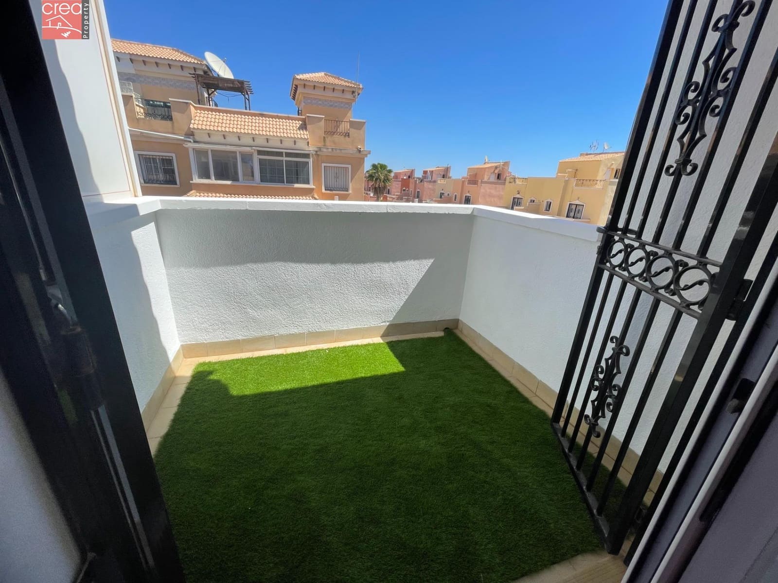 3 makuuhuone Rivitalo myytävänä paikassa Orihuela Costa mukana uima-altaan - 269 900 € (Ref: 9081692)