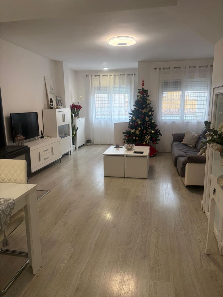 4 bedroom Apartment for sale in Los Alcazares - € 250,000 (Ref: 9502574)