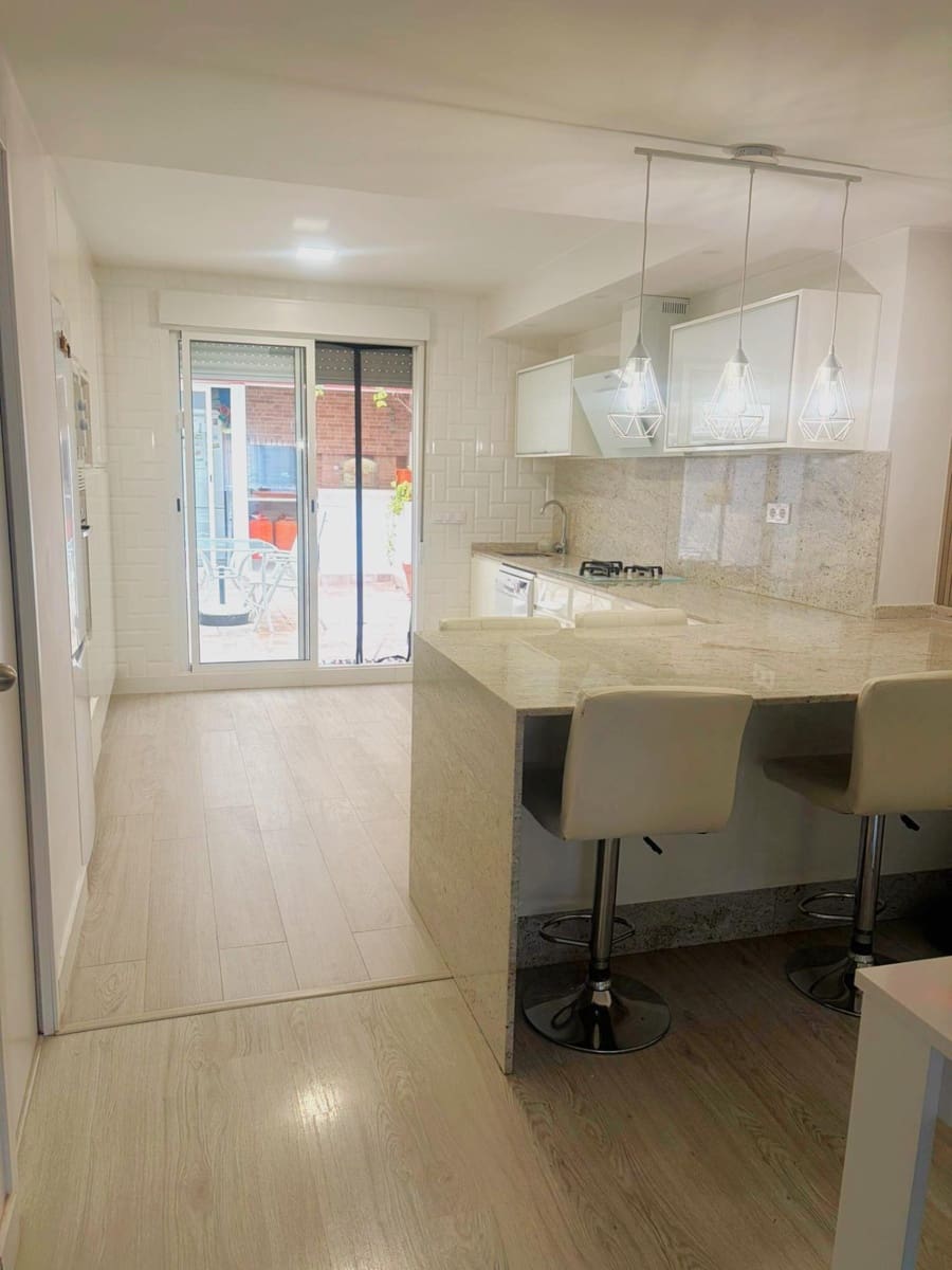 4 bedroom Apartment for sale in Los Alcazares - € 250,000 (Ref: 9502574)