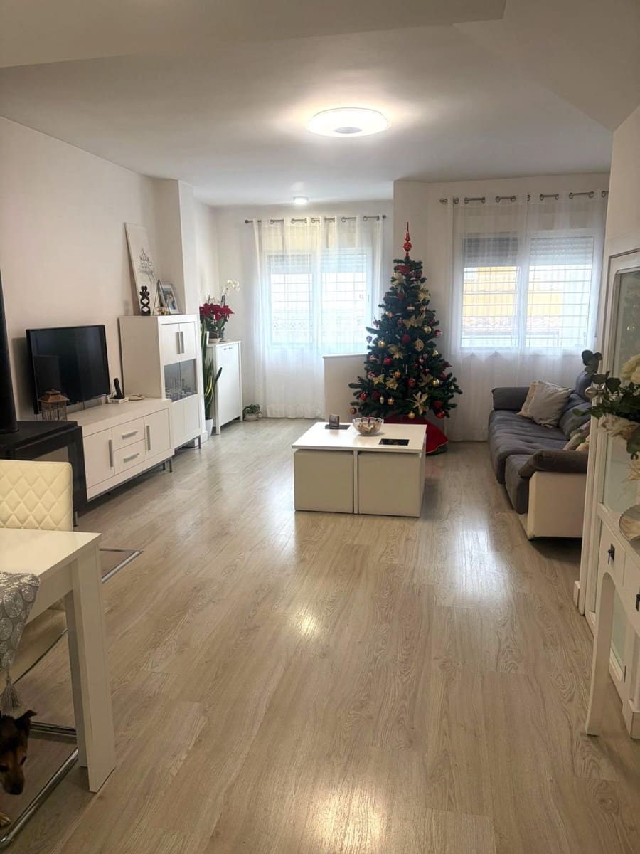4 bedroom Apartment for sale in Los Alcazares - € 250,000 (Ref: 9502574)