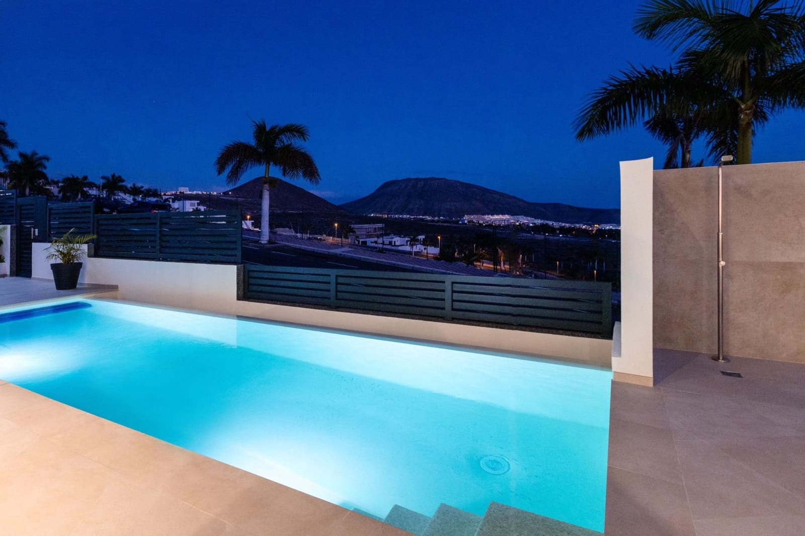 Chalet de 3 habitaciones en Costa Adeje en venta con garaje - 2.274.250 € (Ref: 8518714)