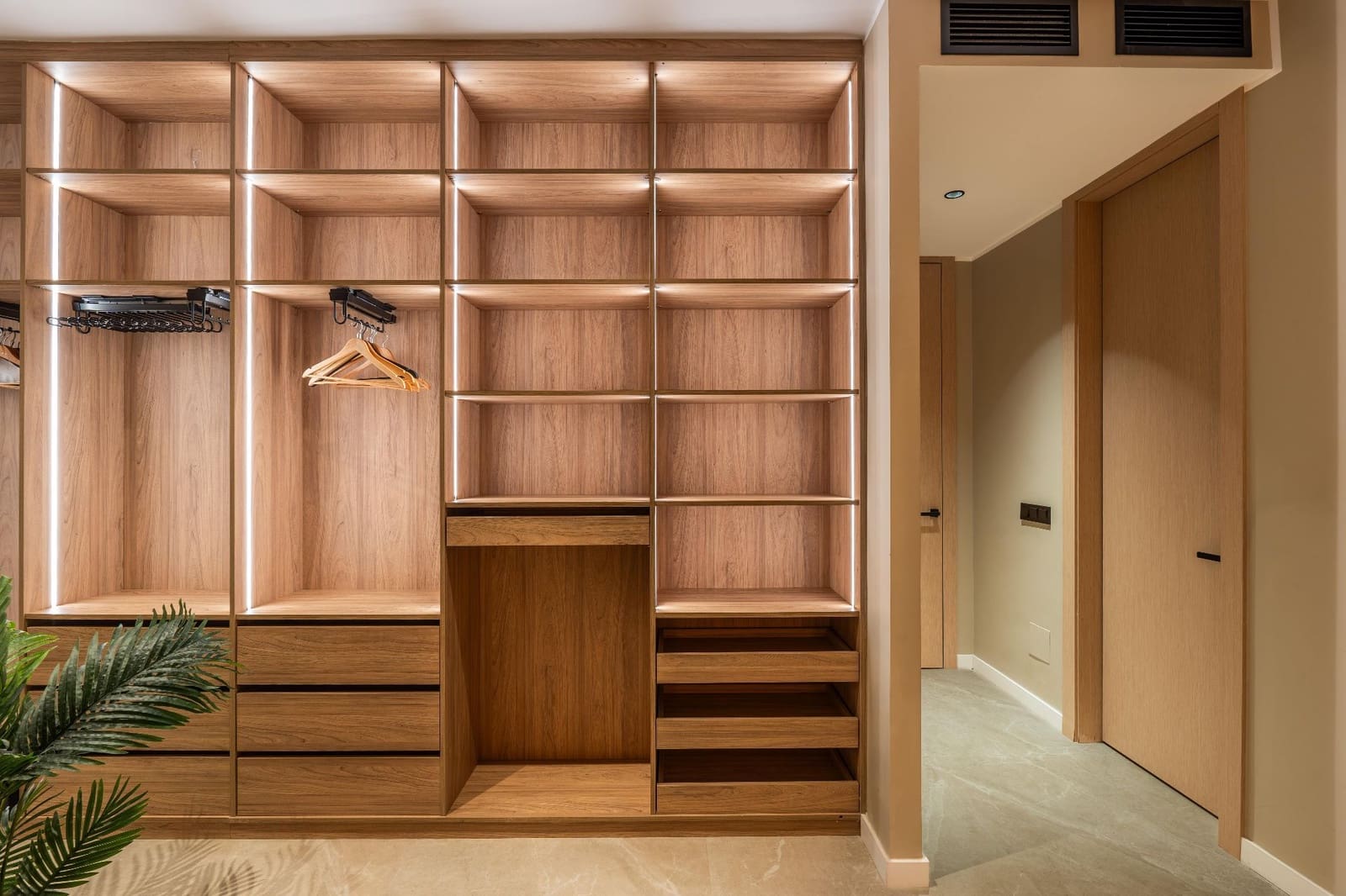 5 bedroom Villa for sale in Marbella with pool - € 3,250,000 (Ref: 8579379)