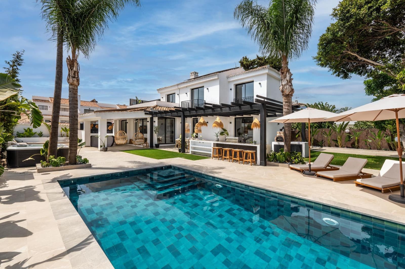 5 bedroom Villa for sale in Marbella with pool - € 3,250,000 (Ref: 8579379)