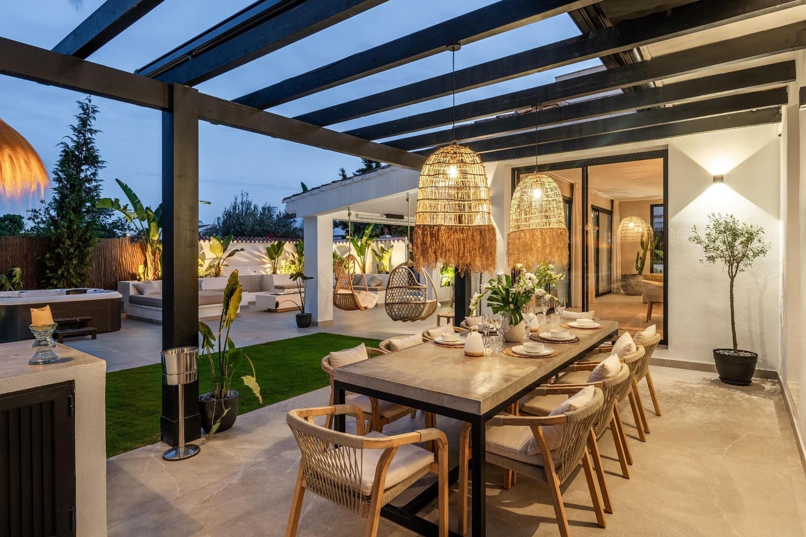 5 bedroom Villa for sale in Marbella with pool - € 3,250,000 (Ref: 8579379)