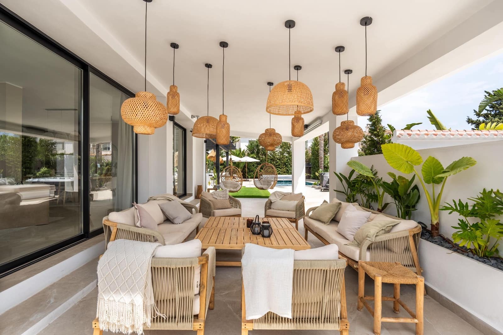 5 bedroom Villa for sale in Marbella with pool - € 3,250,000 (Ref: 8579379)