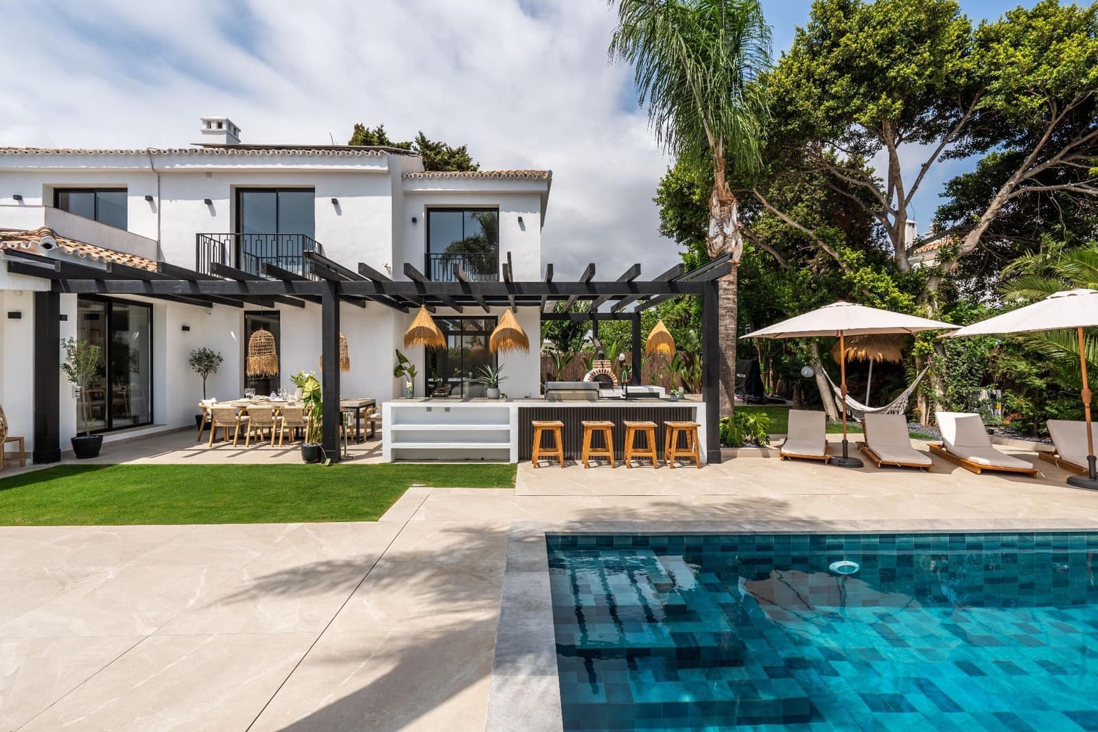 5 bedroom Villa for sale in Marbella with pool - € 3,250,000 (Ref: 8579379)