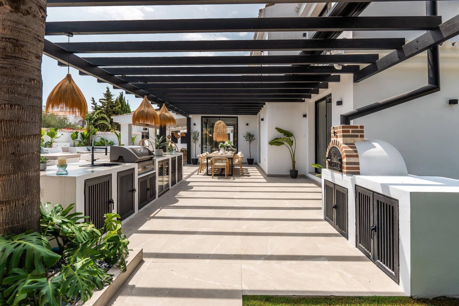 5 bedroom Villa for sale in Marbella with pool - € 3,250,000 (Ref: 8579379)