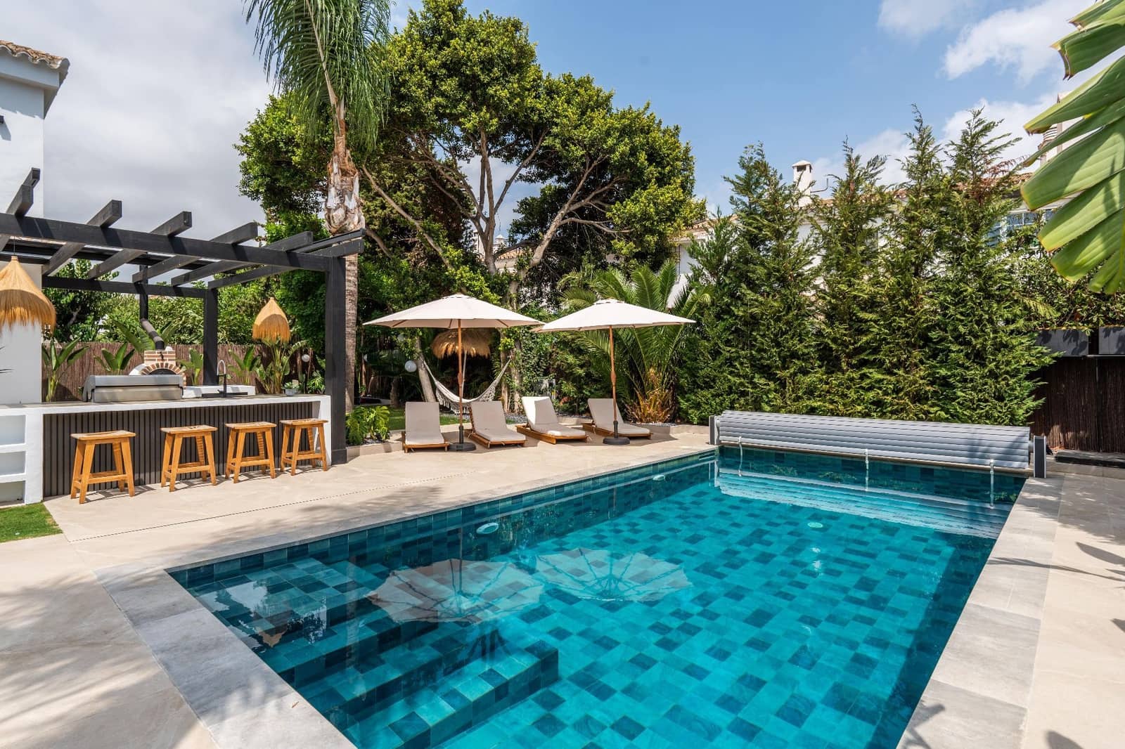 5 bedroom Villa for sale in Marbella with pool - € 3,250,000 (Ref: 8579379)