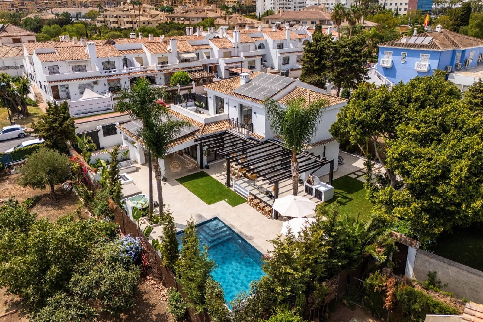 5 bedroom Villa for sale in Marbella with pool - € 3,250,000 (Ref: 8579379)