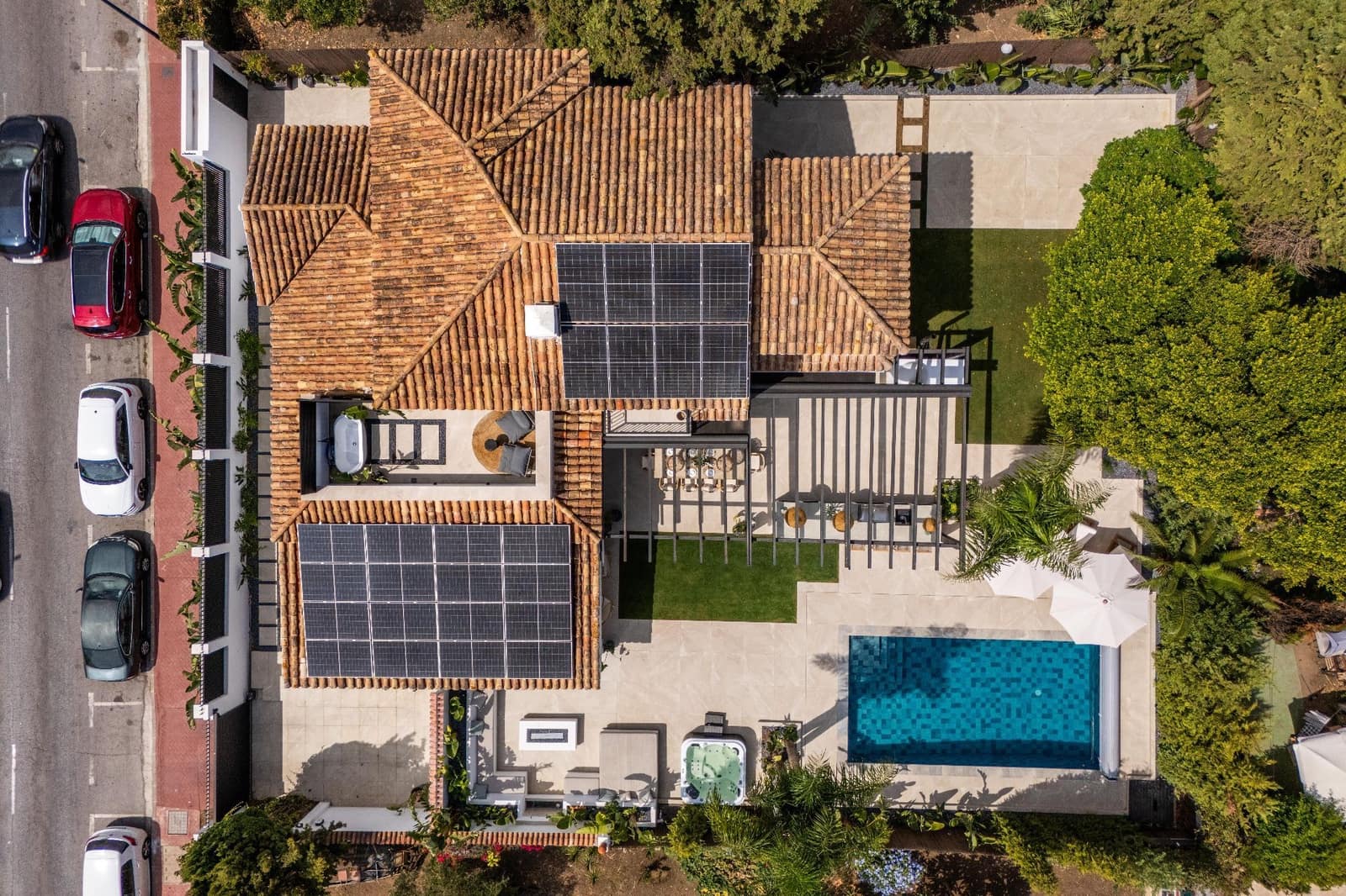 5 bedroom Villa for sale in Marbella with pool - € 3,250,000 (Ref: 8579379)