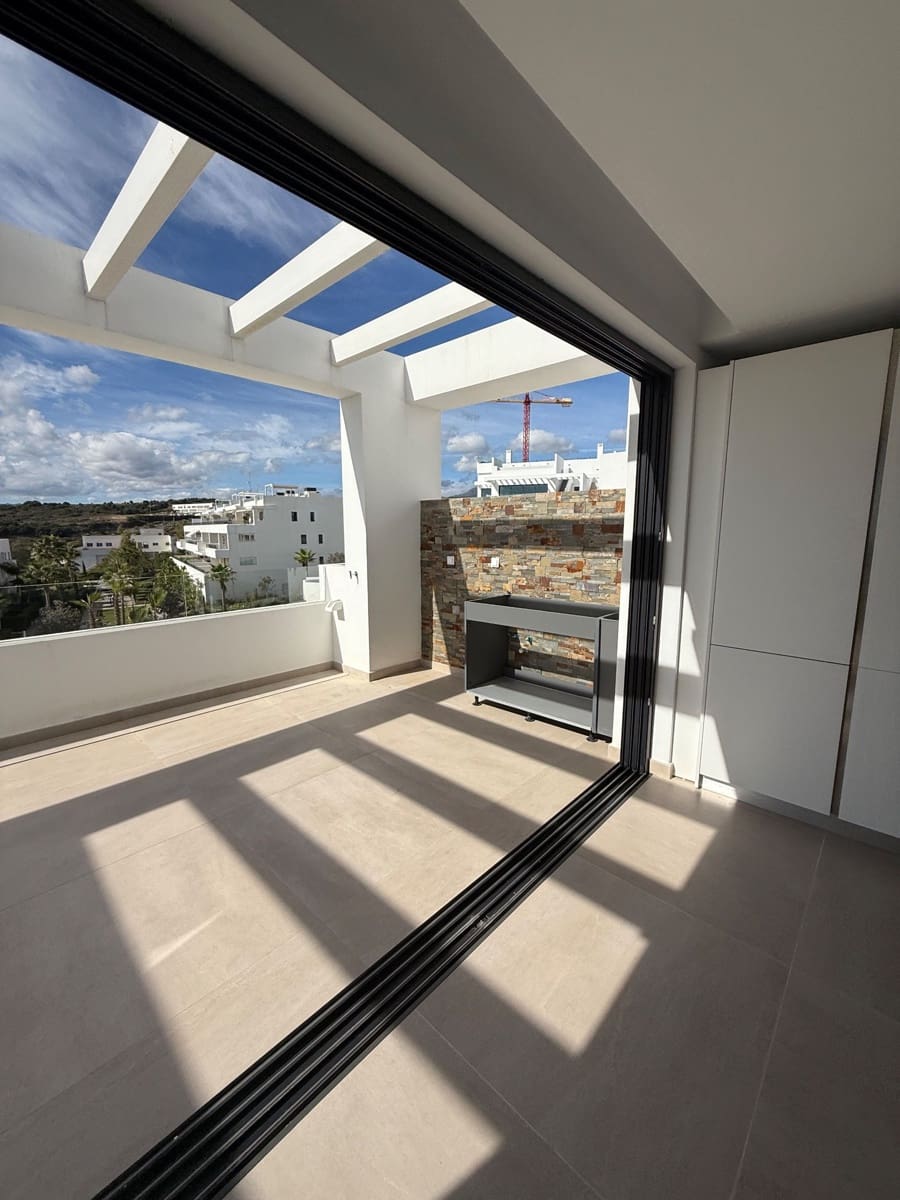 3 bedroom Penthouse for sale in Estepona with pool garage - € 1,175,000 (Ref: 9679482)