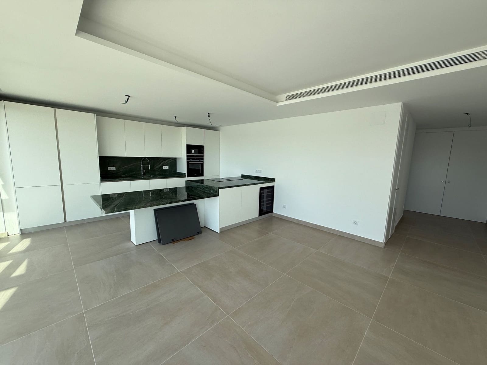 3 bedroom Penthouse for sale in Estepona with pool garage - € 1,175,000 (Ref: 9679482)